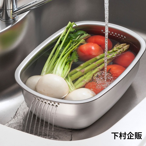 下村企販不鏽鋼洗菜洗碗收納瀝水組，水龍頭正在沖洗裝有番茄、蘆筍、白蘿蔔和青菜的瀝水籃。