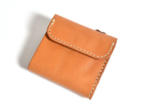 職人手作皮革方形短夾，淺棕色，設有翻蓋和拉鍊，縫線清晰。