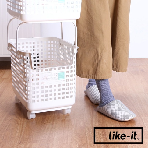 白色塑膠洗衣籃下方安裝了四個小型滾輪，方便移動。
