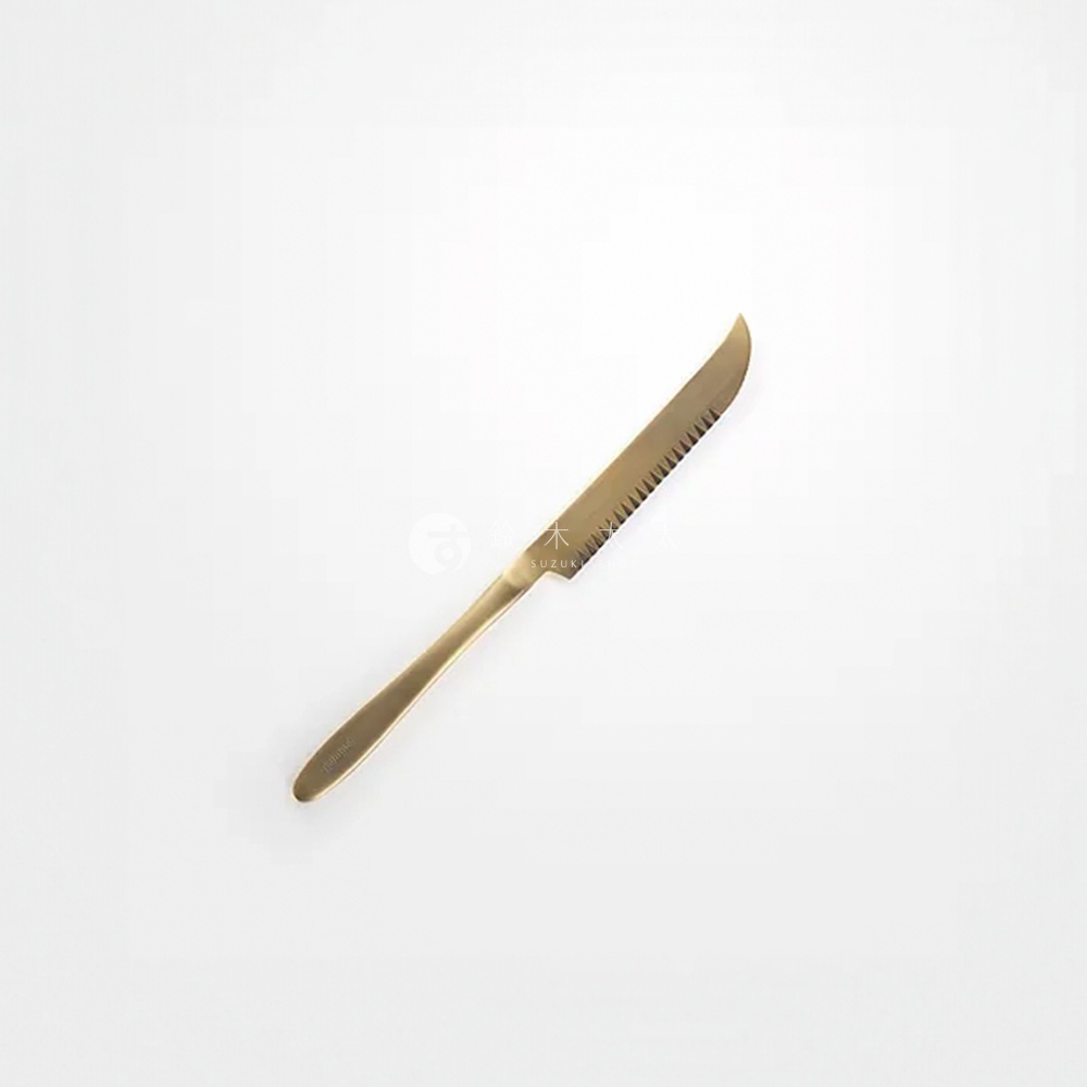 金色金屬材質的起司刀，刀刃有鋸齒狀，手柄光滑。