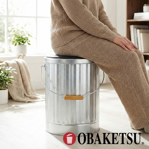 OBAKETSU 銀色手工製凳子儲物桶，由日本鍍鋅鋼板製成，帶有木質提把，可作為椅子及收納功能。