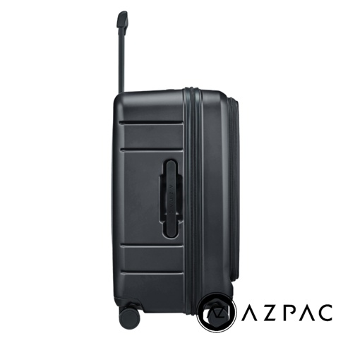 側面視角的 AZPAC 黑色行李箱，外殼帶有立體凹槽線條設計，側面設有嵌入式把手並印有品牌名稱，配備伸縮拉桿與底部輪組，展現簡約現代的行李箱外觀。