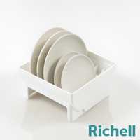 白色餐盤架上擺放著數個不同尺寸的白色盤子，架子下方有四個支腳，右下角有Richell品牌字樣。