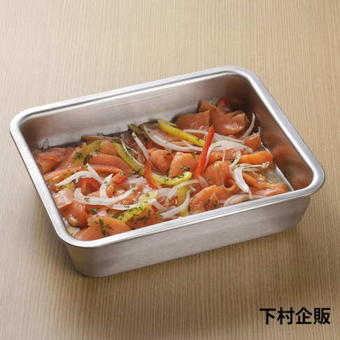 下村企販不鏽鋼多功能附蓋調理保存盒，內盛鮭魚、洋蔥和彩椒。