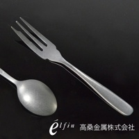 日本製熔岩黑石水果甜點叉，銀色金屬材質，三齒設計，搭配同系列湯匙，呈現簡約質感。