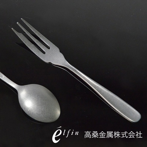 日本製熔岩黑石水果甜點叉，銀色金屬材質，三齒設計，搭配同系列湯匙，呈現簡約質感。