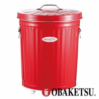 OBAKETSU 品牌紅色手工製附輪垃圾桶，具有金屬質感和壓紋，頂部有提把，兩側有掛鉤，下方有輪子，正面中央有 OBAKETSU 標誌。