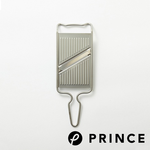 銀色金屬雙刃切片器，具有直條紋刨面和傾斜的刀刃。