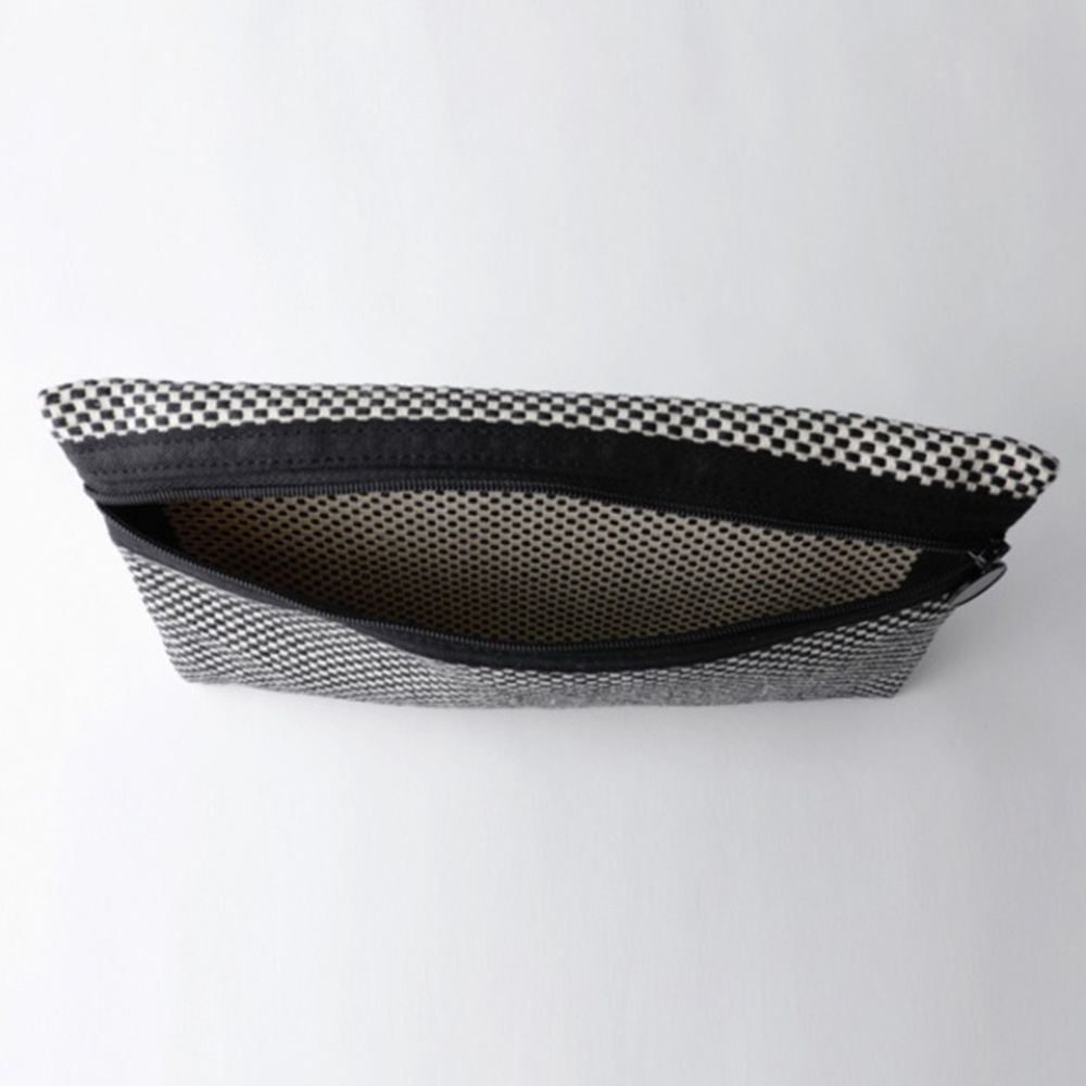 黑色與白色格紋三河木綿刺子織文件收納包，拉鍊部分為純黑色，內部為米白色網格紋理。