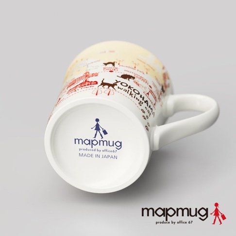 白色陶瓷馬克杯，杯身印有橫濱地圖和散步貓咪圖案，以紅、黃、藍色為主。杯底有mapmug品牌標誌、製造資訊「MADE IN JAPAN」。