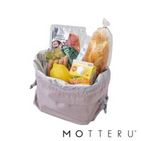 淺粉色輕時尚摺疊保冷束口袋，內部裝有香腸、檸檬、玉米奶油盒、火腿片和麵包，材質為帆布。