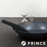 黑色萬用料理麵食分菜夾，夾在一個黑色圓形鍋內。背景有兩個透明的沙漏。