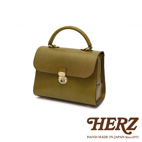 日本HERZ職人手作橄欖綠皮革手提單肩包，配有金色鎖扣，簡潔俐落，背面有拉鍊細節。