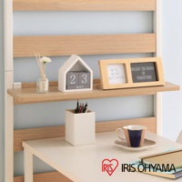 頂天立地收納掛架，木紋層板搭配白色框架，展示木質相框、居家擺飾與文具收納。