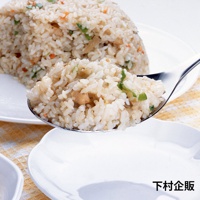 不鏽鋼料理分食匙盛著炒飯，炒飯中可見米飯、雞肉塊、蔥花及紅蘿蔔丁。