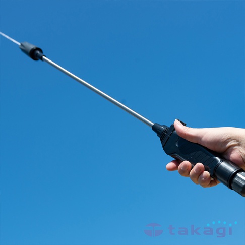 手持黑色塑膠握把的長型金屬噴水槍，對準藍天。