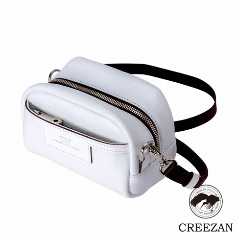 JETTER 迷你側背包 CJTH-040，白色皮革材質，設有拉鍊主隔層和前方插袋，配有黑色織帶肩帶及金屬扣環。