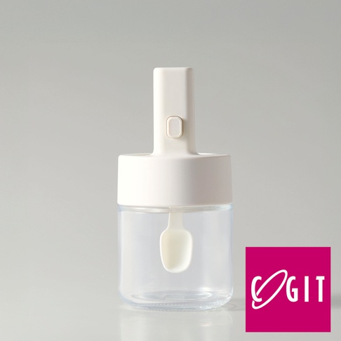 一鍵伸縮量匙調味罐，透明玻璃瓶身，白色蓋子上方有白色伸縮量匙與淺金色按鈕，適合收納調味料。