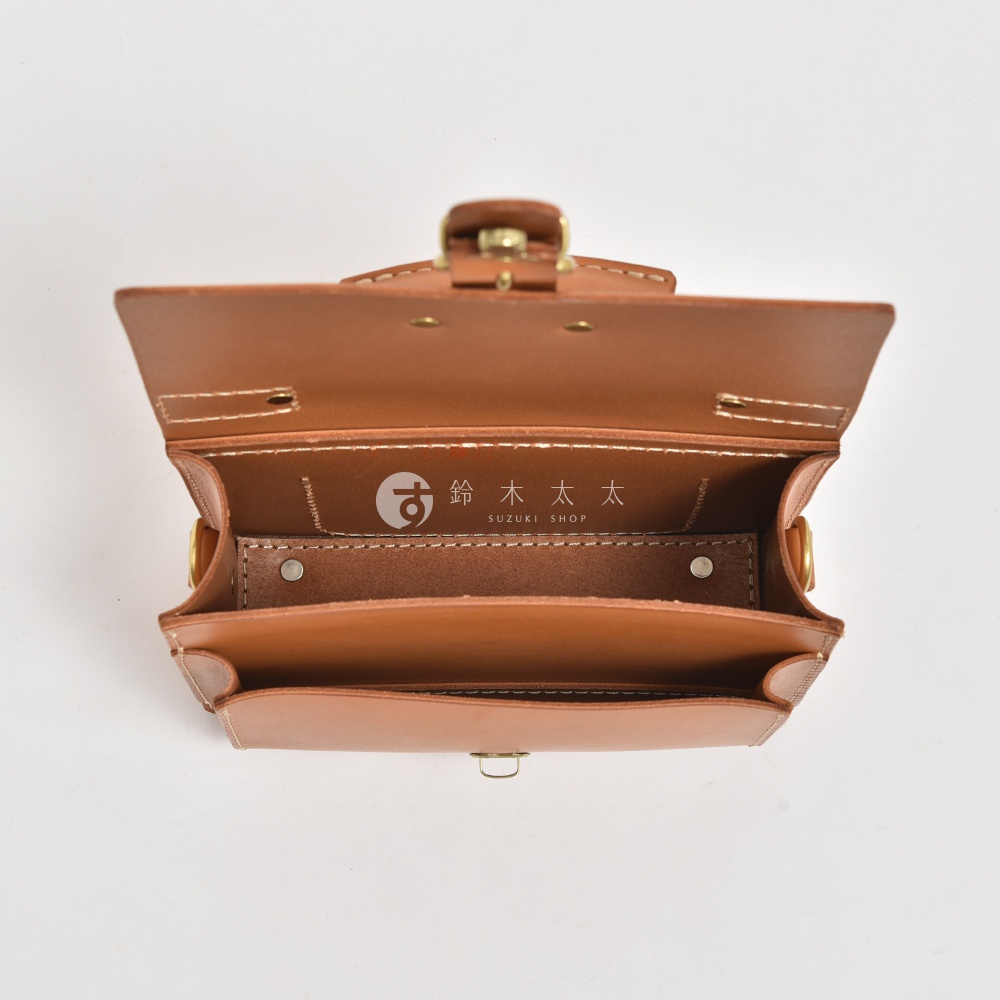 職人手作皮革經典混合風迷你單肩包，採用光滑棕色皮革製成，設有金色金屬扣環和金色D型環。包款內部有品牌標誌。