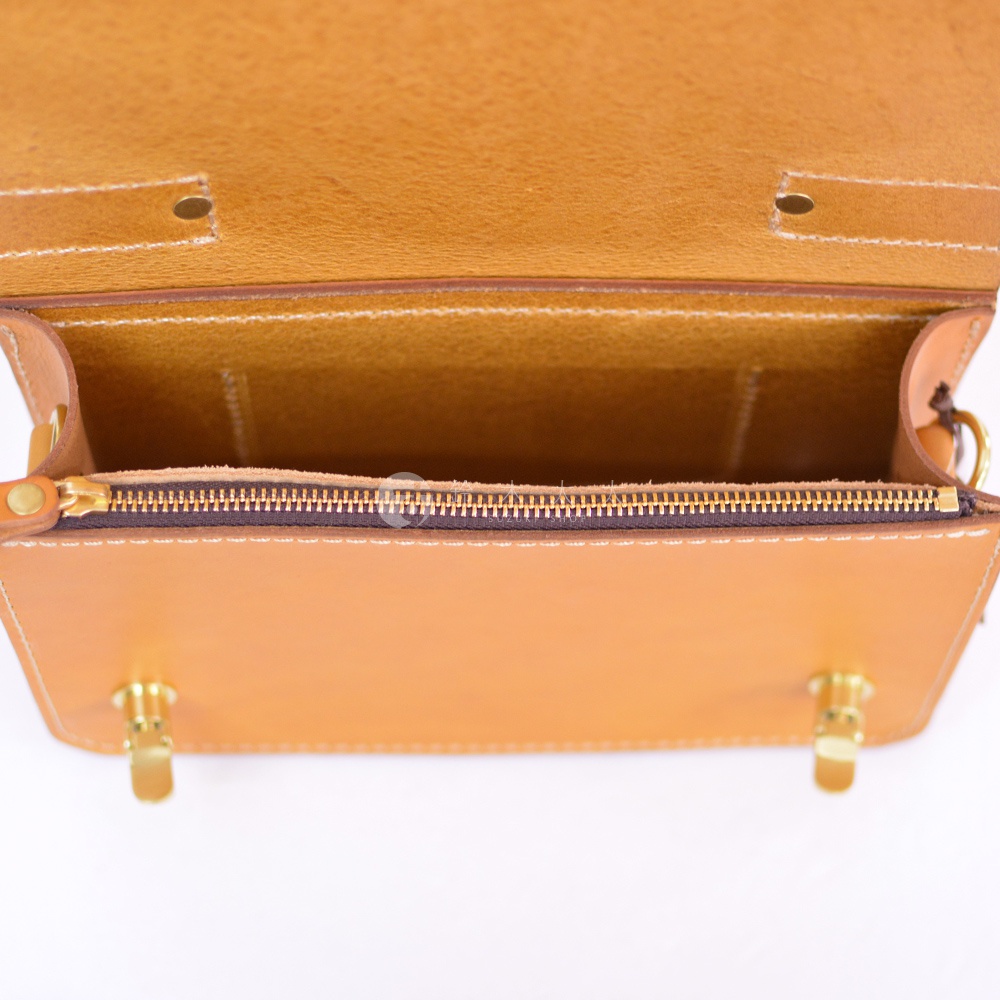 職人手作皮革經典兩用雙扣迷你單肩包，採用棕褐色皮革，內裡為淺棕色皮革，配有黃銅色拉鍊和旋轉鎖扣。