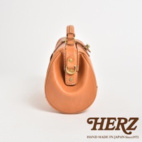 職人手作皮革口金醫生單肩包，採用淺棕色皮革製作，帶有黃銅色五金配件，設計經典復古。