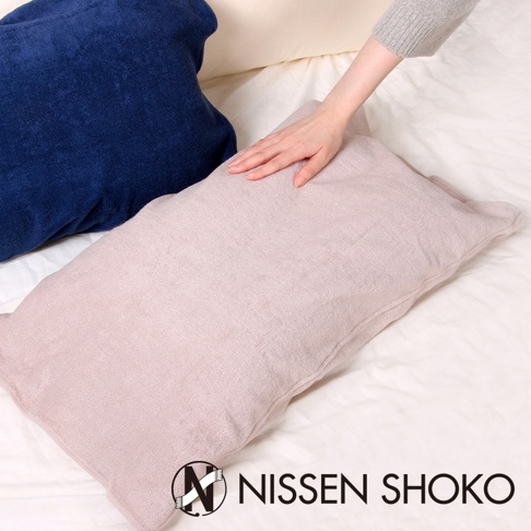 淡粉色今治毛巾材質的枕套，質地柔軟，旁邊為深藍色枕套。