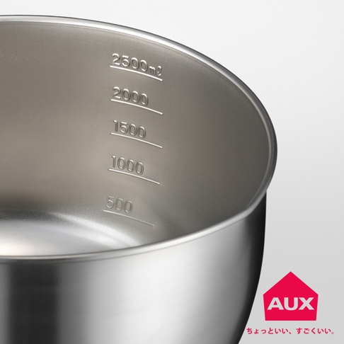 不鏽鋼攪拌鍋內側有清晰的刻度標示，從 500ml、1000ml、1500ml、2000ml 至 2500ml，方便精確計量。鍋身材質為金屬，表面光滑。