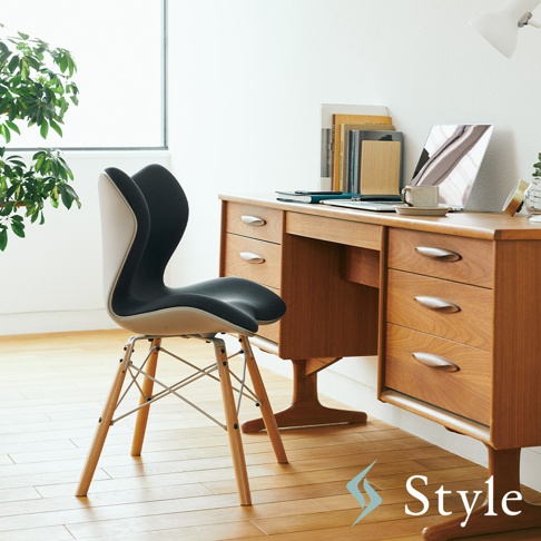 Chair PM 健康護脊座椅 雲感款，黑色網布與淺色外殼，搭配木質和金屬支架，造型獨特，符合人體工學設計。