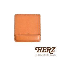 職人手作皮革滑鼠墊 KZ-2，採用天然皮革製作，呈現溫潤的棕褐色調，帶有精緻的縫線細節，前方有一條皮革支撐腕部。