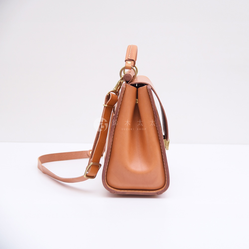 日本HERZ職人手作皮革屋瓦風兩用單肩包，側邊視角，焦糖色皮革，配有手提把與可調式長背帶