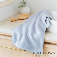 淺藍色今治吹髮專用吸水桑拿風頭巾，材質柔軟，附有可扣合的鈕扣設計，方便包覆頭髮。