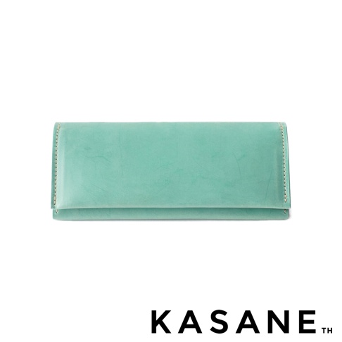 KASANE 品牌下方為一款質樸的綠松石色皮革長夾，採用手縫工藝。