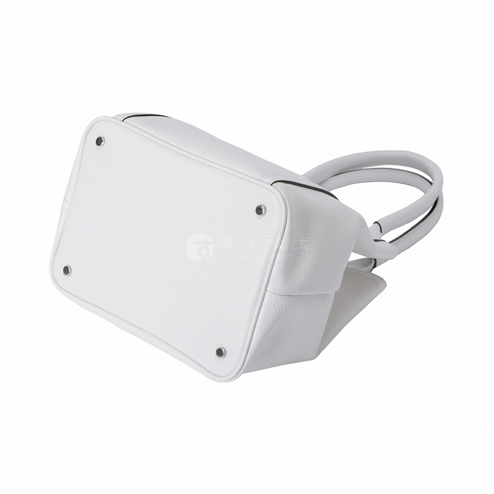 JETTER 方形托特包 CJTE-026，白色荔枝紋皮革材質，方形底部有四個金屬腳釘，配有簡潔的雙提把。