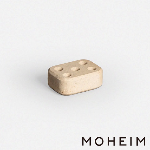 石白色 BRICK STAND 傘架，由陶土製成，呈現長方形，頂部有五個圓形孔洞，用於放置雨傘。