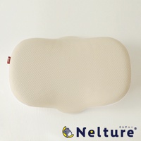 NELUD 完美釋壓Q彈棉花糖枕，淺米色，表面為細小菱形格紋的柔軟布料，兩側有白色滾邊，枕頭呈波浪形，符合人體工學設計。