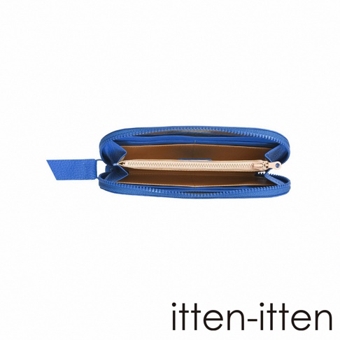 itten-itten 品牌藍色義大利皮革圓角長夾，內部展示，拉鍊半開，露出卡槽和鈔票夾層。