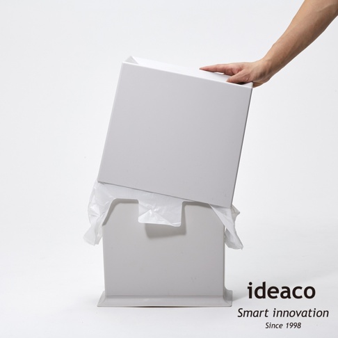 一個白色、方形的家用垃圾桶，容量8.5公升，側面有「ideaco」品牌標誌。