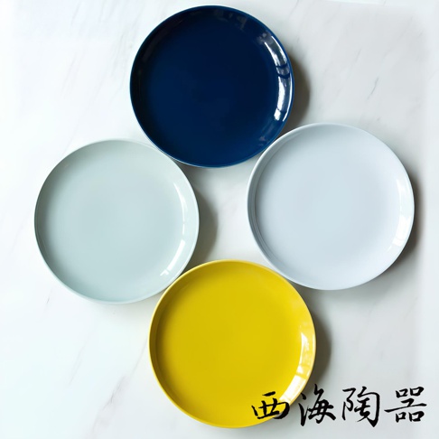 波佐見燒 Common 陶瓷料理盤，共四色：深藍、淺灰、淺藍及亮黃，圓形設計，材質為陶瓷。