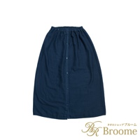 深藍色 speedry 棉紗混紡快乾平口鬆緊浴裙，正面有鈕扣設計，材質觸感柔軟，為浴後或居家穿著提供舒適的選擇。