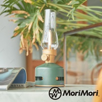 森森煤油燈藍牙音響S2，綠色圓形金屬底座，頂部有金色旋鈕和透明玻璃燈罩，內置LED燈，營造復古氛圍。