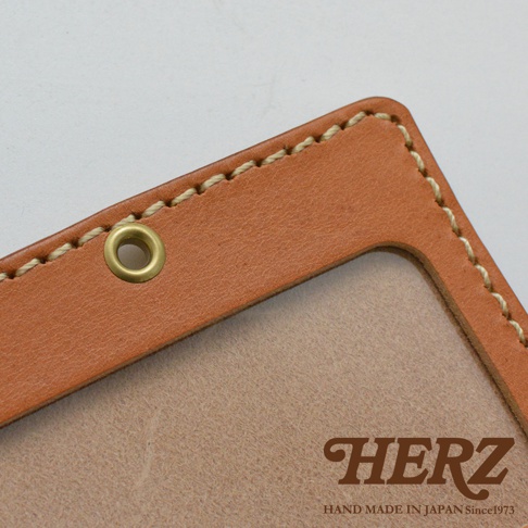 職人手作皮革橫式證件識別夾，採用淺棕色皮革，車線為米白色。證件夾邊緣有金屬孔，內部可見證件夾的淺色內襯。