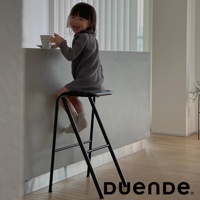 黑色金屬吧檯椅，椅面為黑色圓形，椅腳為細長黑色金屬管，椅身設計簡約，適合搭配吧檯或高桌使用。