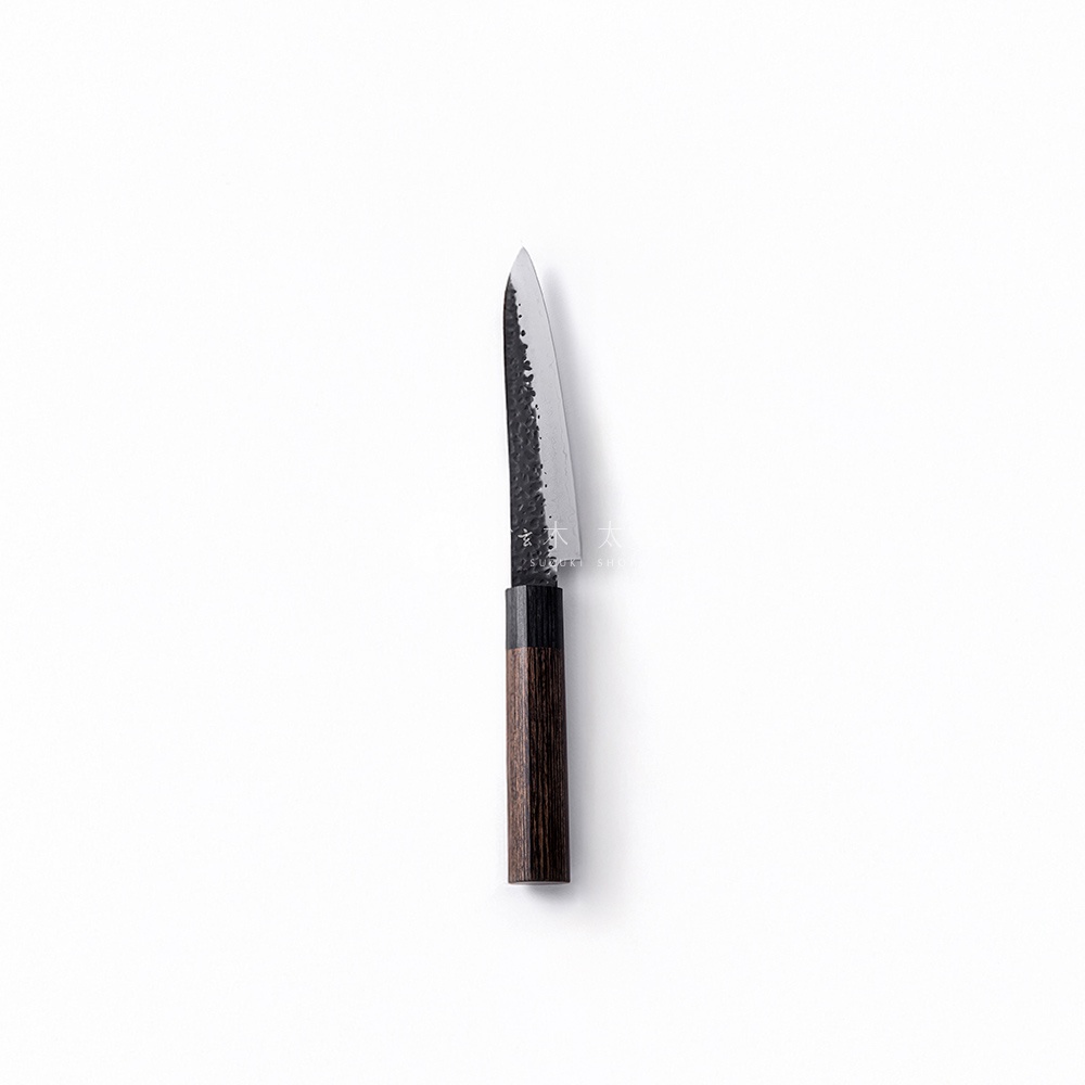 一把16公分的玄 / Utility knife 多功能刀，刀刃為銀色金屬材質，帶有錘紋紋理，刀柄為黑色金屬與深棕色木紋材質。