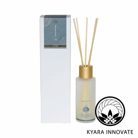KYARA INNOVATE 品牌 Aquamarine 室內擴香竹，附白色外盒，搭配日本家紋標誌。