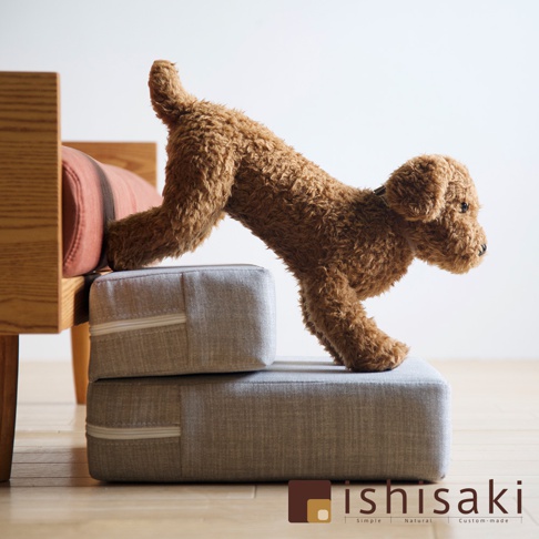 淺灰色布藝可折疊寵物樓梯，兩階設計，帶有拉鍊細節。