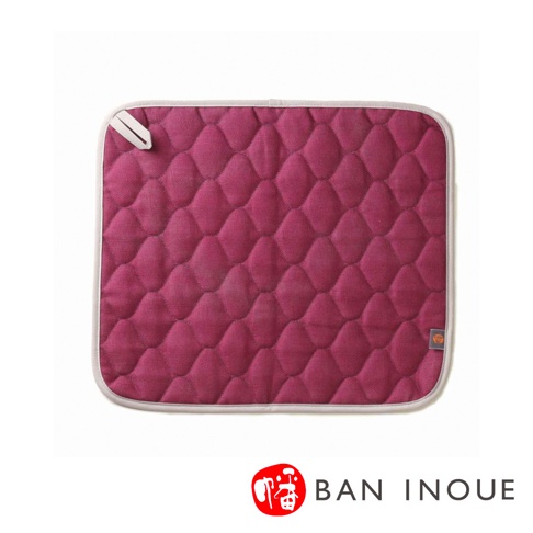 一塊菱形格紋圖案的紫紅色棉織吸水墊，帶有白色滾邊和一個掛繩。