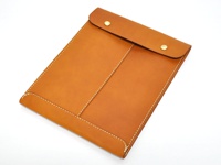 棕色皮革信封式雙釦手拿袋，有明顯的縫線裝飾，質感厚實。