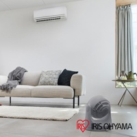 灰色的PCF-MKM15 空氣循環扇，帶有圓潤的機身和可調節的風向角度，放置在客廳地板上。