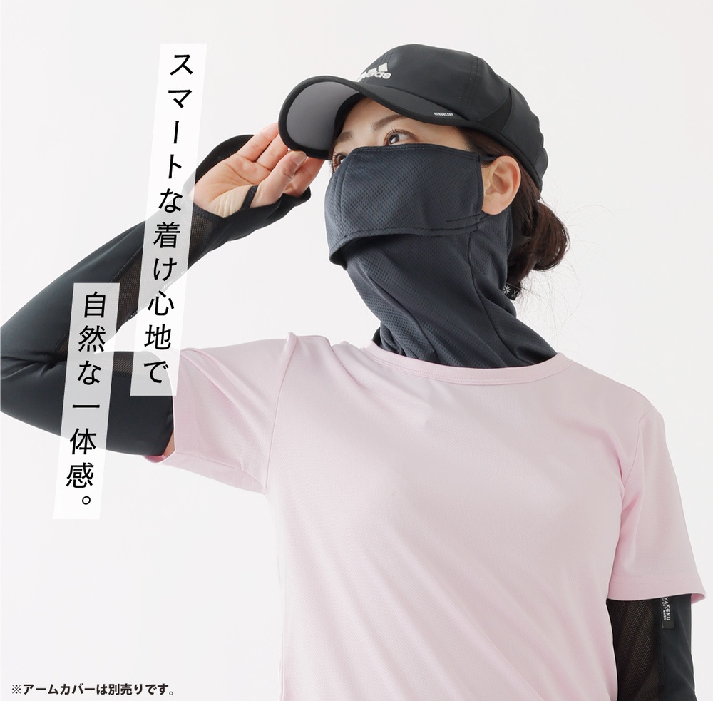 YAKENU吸汗降溫款半臉罩，深灰色，網狀透氣材質，覆蓋口鼻及頸部，搭配粉色短袖上衣與黑色棒球帽。