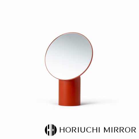 一赭紅色圓形鏡面，帶有簡約的圓柱形底座，整體為桌上型可調節設計，鏡面周圍為同色邊框。